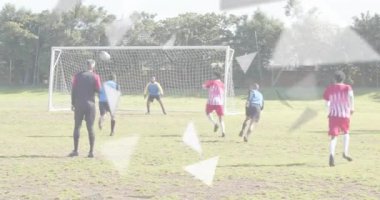 Kırmızı ve beyaz forvet penaltı sahasına giriyor. Beyzbolda gol attığı için topa vuruyor. Sporcular, müsabaka, açık hava, atletizm, takım oyunu, zafer, dinamik