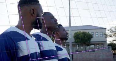 Üç erkek futbolcu ağların yanında duruyor. Mor şebeke üzerlerinde görünüyor, titreşim çubukları sergiliyorlar. Sporcular, takım çalışması, dijital, yenilik, açık hava, hareket, enerji