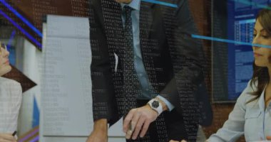 Odaya giren ve iş verileri üzerinde monitörlerde parşömen kodlarıyla tartışan bir adam. İşbirliği, profesyonellik, teknoloji, strateji, yenilik, takım çalışması, şirket