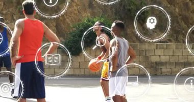 Kestane tankında ateş eden kişi ayakları oynatıyor ve yüzen teknoloji ikonlarıyla antrenman yaparken basketbol oynuyor. Atletik, takım çalışması, açık hava, dinamik, canlı, rekabetçi, fitness