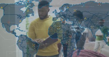 Ofisteki klasörü inceleyen yönetici, dünya haritası üzerinde iş analizi yapan ikonlar var. İşbirliği, veri görselleştirme, modern, kurumsal, takım çalışması, teknoloji, analitik