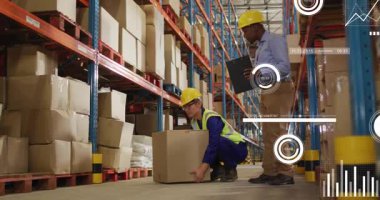 Depo işletmecisi, çömelmiş kutucuğu kaldırıyor, denetleyici bar çizelgeleri kaydediyor. Sanayi, lojistik, analitik, envanter, teknoloji, takım çalışması, verimlilik