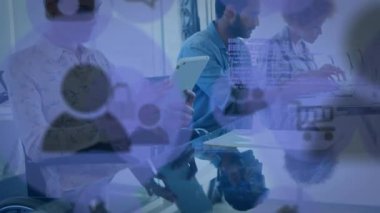 Ekip arkadaşları teknik proje için kodlama yaparken, sol meslektaşım tableti çerçeve genişliğinde simgeleri etkinleştiriyor. İşbirliği, takım çalışması, dijital çalışma alanı, modern tasarım, yenilik, üretkenlik, kurumsal