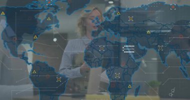 Yönetici akıllı telefonu dinliyor ve iş görüşmesi için istatistikleri gösteren veri simgelerini dünya haritasına yerleştiriyor. İş, takım çalışması, profesyonellik, teknoloji, iletişim, işbirliği, analitik