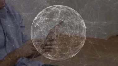 Adam tableti kaldırıyor ve veri ağını izlemek için kablo çerçevesini etkinleştiriyor. Gelecekçi, yenilikçi, teknoloji, bağlantı, dijital, arayüz, çalışma alanı