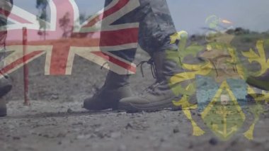 Askerler askeri menzile giriyor. Botlarıyla bayrak arması altında çakıl taşıyorlar. Üniforma, disiplin, dayanıklılık, kararlılık, güç, açık hava, dayanıklılık.