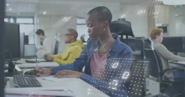 Ofis analisti not alıyor, veri akışını görselleştirmek için masadaki ikili örtüyü başlatıyor. Teknoloji, takım çalışması, veri, yenilik, dijital, çalışma alanı, profesyonel