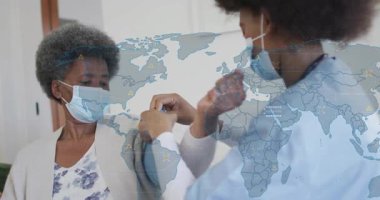 Hemşire kollarını kaldırıyor ve sağlık hizmetlerinde aşı uyguluyor, şeffaf harita örtüsü gösteriyor. Tıbbi, sağlık, bağışıklık, sağlık, yaşlılık, profesyonellik, güvenlik