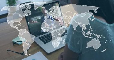 İzleyici iş toplantısına dizüstü bilgisayar açarken, animasyon dünya ağı haritası çağrıya karşı yükseliyor. İşbirliği, dijital, bağlantı, yenilik, takım çalışması, teknoloji, iletişim