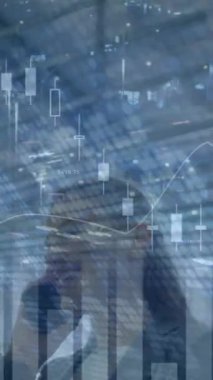 Kafkas iş kadınının akıllı telefondan konuştuğu veri işleme animasyonu. küresel iş, finans, bağlantılar ve dijital arayüz konsepti dijital olarak oluşturulmuş video.