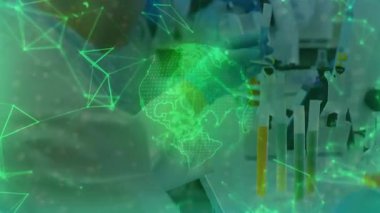 Dönüşümlü dijital küre bilimadamlarını borulara vurmaya, sağlık araştırmaları için sıvı çekmeye başlatıyor. Teknoloji, yenilik, işbirliği, laboratuvar, bilim, araştırma, holografik