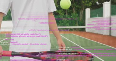 Erkek oyuncu raketi kontrol etmek için havada asılı duran topa vuruyor, takip hareketi, teknoloji kaplaması titreşiyor. Sporcu, spor, eğitim, teknoloji, dijital, hareket, fitness