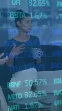 İş adamları üzerinde finansal veri işleme animasyonu. Küresel iş, finans, veri işleme ve hesaplama kavramı dijital olarak oluşturulmuş video.