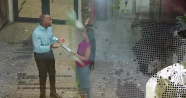 İş arkadaşları, pano bilgilerine işaret ederek, açıklamalar yaparak, Dünya 'yla örtüşen bilgileri iletiyorlar. İşbirliği, tartışma, takım çalışması, profesyonel, modern ofis, iletişim, jest