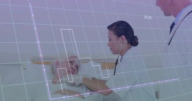 Asyalı kadın doktor göğüs taraması için steteskop kullanıyor. Hayati belirtileri gösteriyor. Tıbbi, sağlık, profesyonellik, teşhis, teşhis, klinik, hastane