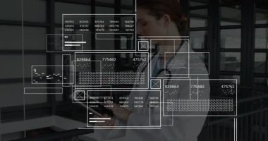 Koridorda tableti tıkırdatan kadın doktor, yüzen AR panelleri üretiyor çizelgeleri ve kodları güncelliyor. Tıbbi, teknoloji, fütüristik, veri görselleştirme, yenilik, profesyonel, gösterişli