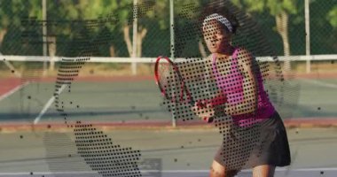 Görünmeyen rakip atış yapıyor ve tenisçi sporda ters vuruş için duruşunu değiştiriyor. Sporcu, spor, enerji, hareket, açık hava, rekabetçi, çeviklik