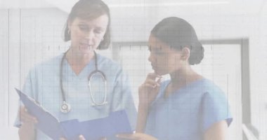 Kıdemli hemşire dosyaları açıyor ve yeni yetme hemşirelerin adımlarını gözden geçirmesine rehberlik ediyor. Tıbbi ekip, işbirliği, klinik, bakım, takım çalışması, profesyonel, sağlık hizmetleri