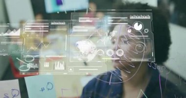 Cam duvardaki çizim çizelgesi toplantıda iş verilerini etkinleştiriyor. İşbirliği, yenilik, analitik, teknoloji, takım çalışması, iş dünyası, fütüristik