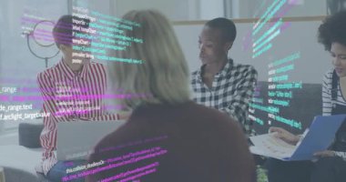 Modern salonda yazılım incelemesi için işbirliği yapan ekip kod sayfalarını yükseldikçe değiş tokuş ediyor. İşbirliği, takım çalışması, yenilik, modernlik, dijital, iletişim, beyin fırtınası