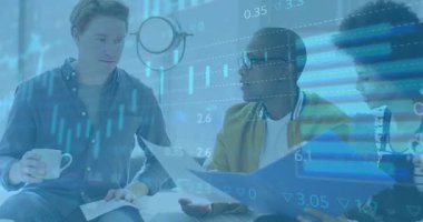 Meslektaşım klasörü açarken ve animasyon hisse senedi grafiklerini açıklarken mali verileri analiz eden ekip. İşbirliği, takım çalışması, beyin fırtınası, şirket, analitik, tartışma, profesyonel