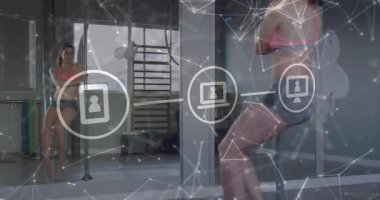 Krom direği çeken kadın gösteri fitness ağı kaplamayla dönüşünü başlatıyor. Fitness, atletizm, dans, hareket, performans, modern, sağlık