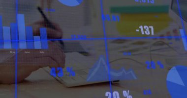 MarJul çubuklarının% 72 'ye yükseldiğini gösteren ızgara başlatılıyor, eller veri yazma ve analizi yapıyor. Veri görselleştirme, analiz, üretkenlik, teknoloji, çalışma alanı, yenilik, işbirliği.