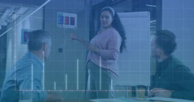 Kadın sunucu ofis toplantısında kumaş örnekleri sunarken veri ızgarası giderek azalan bir ok takıyor. İşbirliği, sunum, yenilik, veri görselleştirme, takım çalışması, kurumsal, modern