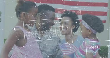 Aileler karşılıklı gülümseme takınıyor, kızlarını dalgalı dijital örtüler altında bayrak sahnesine taşıyorlar. Aile, vatanseverlik, dijital, neşe, bağlantı, kutlama, açık hava