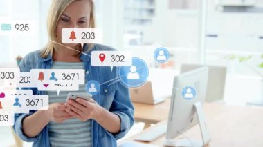 Güncellemeler için kaydırma yaparken telefon ekranını dinleyen kadın teknolojisi. Dijital, iletişim, fütüristik, modernizm, işyeri, ağ, teknoloji