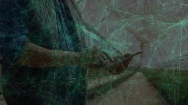 Orta yaşlı bir adam tableti tıklatıyor ve serada ağ örtüyor, tohum sağlığını izliyor. Bahçecilik, teknoloji, veri görselleştirme, otomasyon, tarım, yenilik, çevre