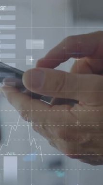 Akıllı telefon kullanan bir iş adamının orta kesiminde istatistiksel veri işleme. Küresel finans ve iş teknolojisi kavramı