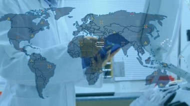 Teknisyen panosu, şeffaf dünya haritasını etkinleştiriyor ve laboratuvar konsolunu ayarlıyor. Bilim, yenilik, araştırma, teknoloji, tanı, veri, analiz