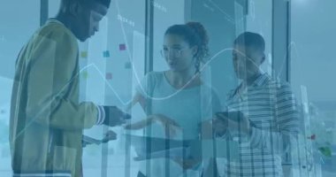 Erkek, tablet analizini finans örtüsü altında karşılaştırmak için merkez kadın grubuna doğru veri kaydırıyor. İşbirliği, takım çalışması, analitik, yenilik, modern, teknoloji, iş