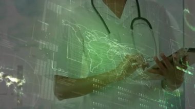 Tıbbi profesyonel tıkaç tableti ve veri analizi için holografik dünya haritası çizelgeleri. Sağlık, teknoloji, veri görselleştirme, dijital arayüz, yenilik, profesyonellik, analiz