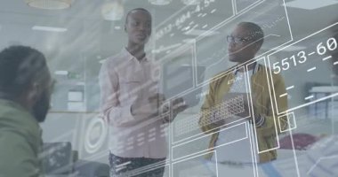 Sunucu dizüstü bilgisayarını elinde tutup ölçümleri ve tıkırdatma tabletini açıklıyor ve teknik tabletlerin güncellenmesine neden oluyor. İşbirliği, veri analizi, takım çalışması, yenilik, modern tasarım, dijital iletişim, profesyonel