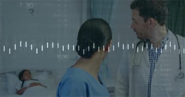 Hemşire ve doktor kalp atış hızı grafiği ve pediatri koğuşu için notlara tepki veriyorlar. Sağlık, sağlık, pediatri, hastane, profesyonellik, izleme, takım çalışması