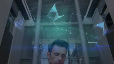 Doktor lobide durup, tıbbi analiz için hologram küre tableti oluşturan düğümleri izliyor. Sağlık, teknoloji, yenilik, fütüristik, analiz, işbirliği, dijital