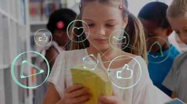 Kütüphanede sarı kitap okuyan ön çocuk, animasyon öğrenme simgelerini başlatarak bağlılığı artırıyor. Eğitim, okur yazarlık, işbirliği, keşif, merak, yenilik, öğrenim