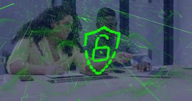 Yeşil şebeke olarak iş birliği yapan meslektaşlar iş verilerini güvence altına almak için asma kilit takibi yapıyorlar. Teknoloji, siber güvenlik, takım çalışması, yenilik, dijital bağlantı, profesyonel