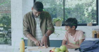 Baba ve oğul ekmek dilimleme tahtasına ekmek koyduklarında mutfakta atıştırmalık bir şeyler dilimliyorlar. Aile, kaynaşma, aile içi, aşçılık, yaşam tarzı, sağduyulu, içten