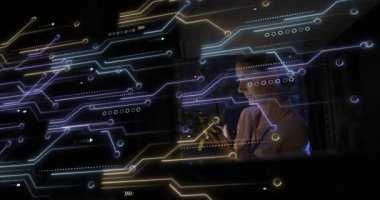 Robot mühendisi laboratuvarda İHA 'ya ulaşıp kaldırıyor, AR kaplamalı itme motorlarını inceliyor. Teknoloji, yenilik, robot bilimi, otomasyon, holografi, mühendislik, gelecekçilik