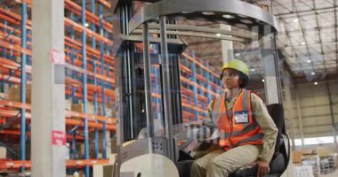 Forklift operatörü depo stok taramasını etkinleştiriyor ve yük alımına rehberlik eden 3 boyutlu çizelgeleri yönlendiriyor. Endüstriyel, lojistik, teknoloji, otomasyon, verimlilik, depo, envanter