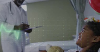 Hastanenin EKG 'sinde sağlık kontrolü için doktora gülümseyen bir hasta var. Tıbbi, sağlık, pediatrik, teşhis, klinik, destekleyici, profesyonel