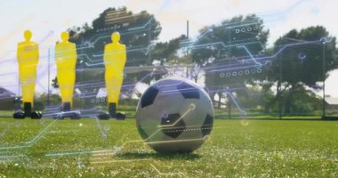 Futbola ayak basan oyuncu serbest vuruşla mankenlerin yanından geçen top üzerinde antrenman yapıyor. Spor, çeviklik, eğitim, dijital, açık hava, rekabet, takım çalışması