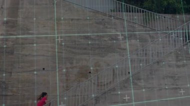 Bir kadın merdivenlerdeki animasyon fitness ölçümlerini başlatırken parmaklıklara dokunuyor. Fitness, determination, urban, minimalist, outdoor, motivasyon, egzersiz