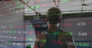 Üst üste binmek, kadınların yumruk kaldırmasına ve pazar verileriyle ısınmasına neden oluyor. Fitness, atlet, antrenman, sağlık, kararlılık, spor, güç