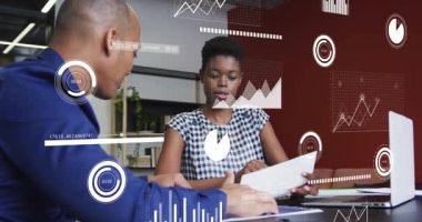 Erkek kaydırma raporu, kadın çizelgeleri düzenleme, iş toplantısı sırasında veri örtülerini ortaya çıkarma. İşbirliği, analitik, yenilik, profesyonel, çalışma alanı, takım çalışması, dijital