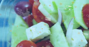 Yakından bakınca kabın içinde salata görünüyor, kaplama soluyor, veri analizi taranıyor, görüntü sağa kayıyor. Taze üretim, dijital teknoloji, veri görselleştirme, sağlıklı beslenme, modern tasarım, mutfak görüntüleme, yenilik