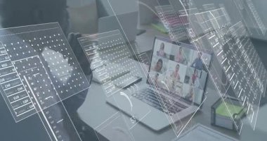 Profesyonel finans toplantısı, animasyon tabloları ve dönen grafikleri analiz etmek. Finans, veri görselleştirme, teknoloji, işbirliği, dijital, iş dünyası, analitik